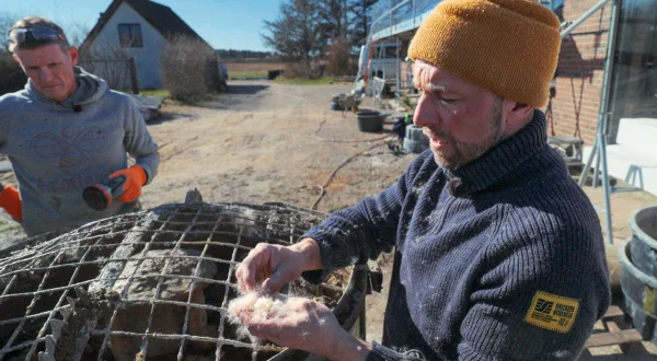 Søren Vester bygger sommerhus (5:8): Lergulv med menneskehår