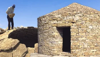 Caseta de piedra seca para pastores y campesinos. Construcción manual piedra a piedra