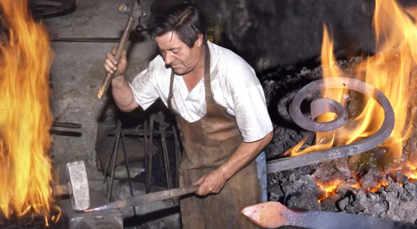 El herrero. Técnicas de forja artesanal en la fragua y sus trabajos con el hierro