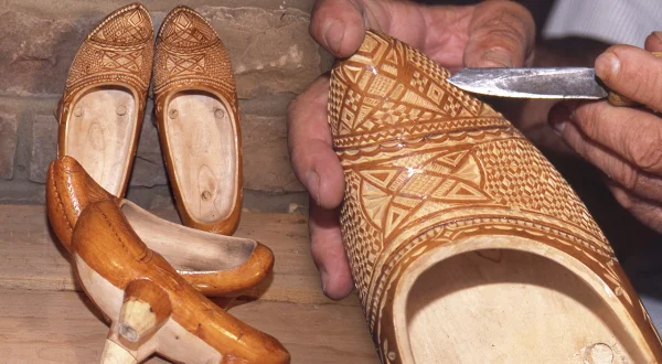 Zuecos de madera artesanos o almadreñas. Calzado aislante de humedad utilizado antiguamente