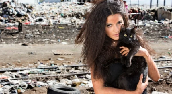 SINGURĂ PE LUME | LA GATA