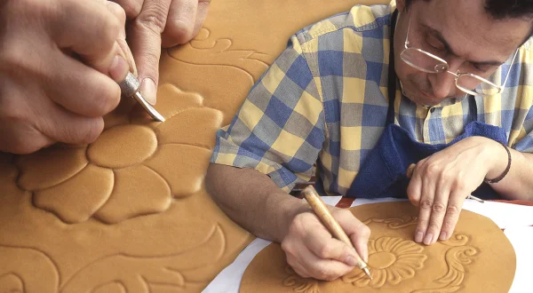 El repujado del cuero. Técnica artesanal para dar volumen, relieve y forma a las pieles