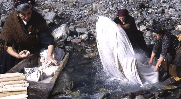 La colada de la ropa en el río del Pirineo y el uso de ceniza para su limpieza profunda