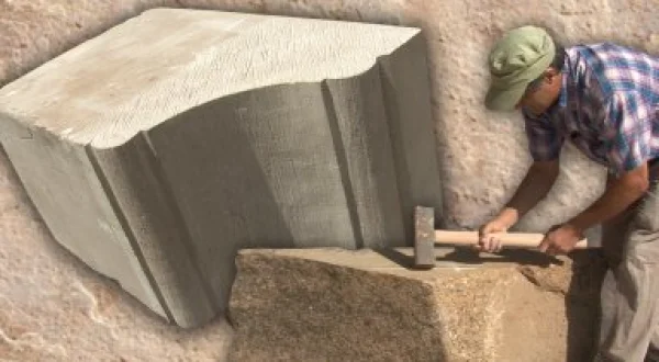 Talla de la piedra a golpe de cincel para crear un canete. Uso de técnicas tradicionales y modernas