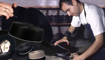 Sombreros de pelo de conejo. Confección artesanal en una sombrerería tradicional