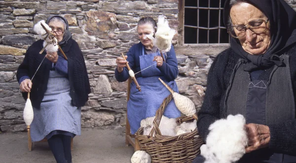 El hilado de la lana. Expertas veteranas del oficio nos muestran este proceso 100% tradicional