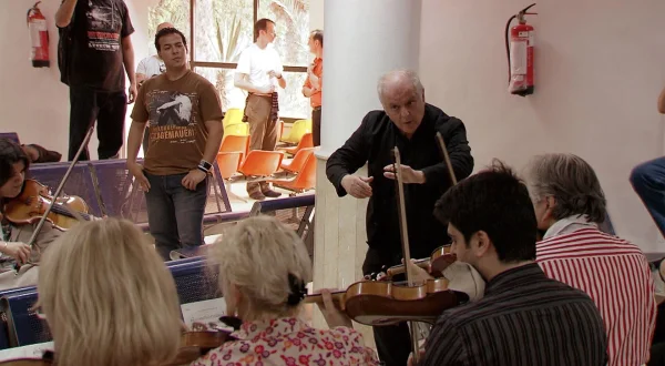 Daniel Barenboim Crossing Borders: Music And Politics