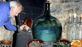 Aguardiente artesanal a partir de vino y especias. Elaboración en alambique tradicional